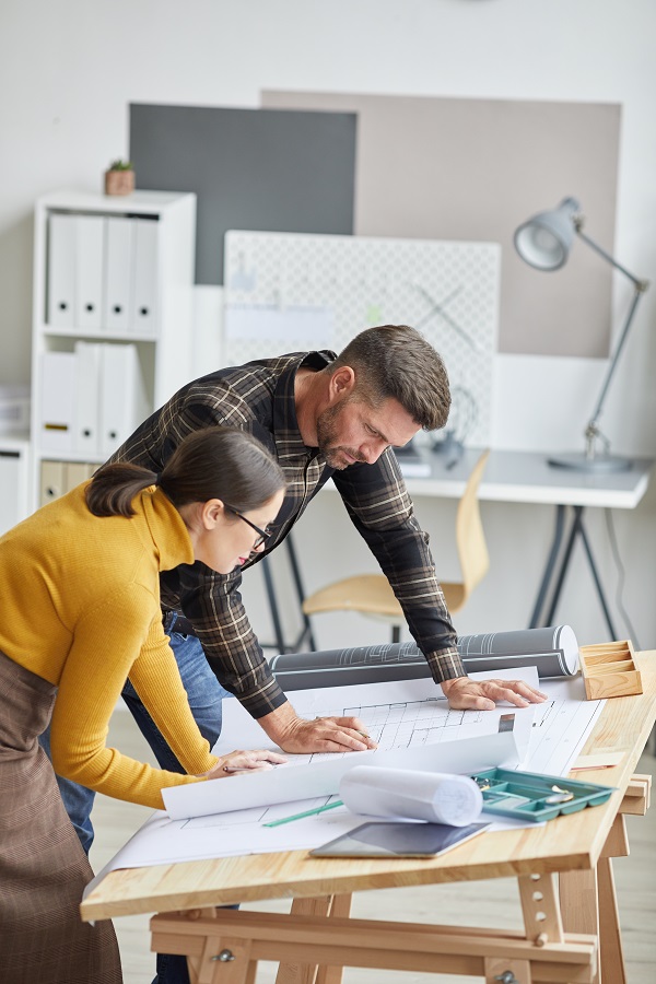 2 dessinateurs projeteurs examinant un plan lors de la formation Titre Pro Technicien d'études du bâtiment chez Formaltic